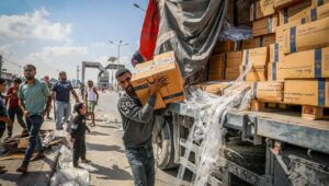 Lastwagen mit humanitärer Hilfe kommen am 2. November 2023 über den Grenzübergang Rafah aus Ägypten im südlichen Gazastreifen an. Foto von Abed Rahim Khatib/Flash90.