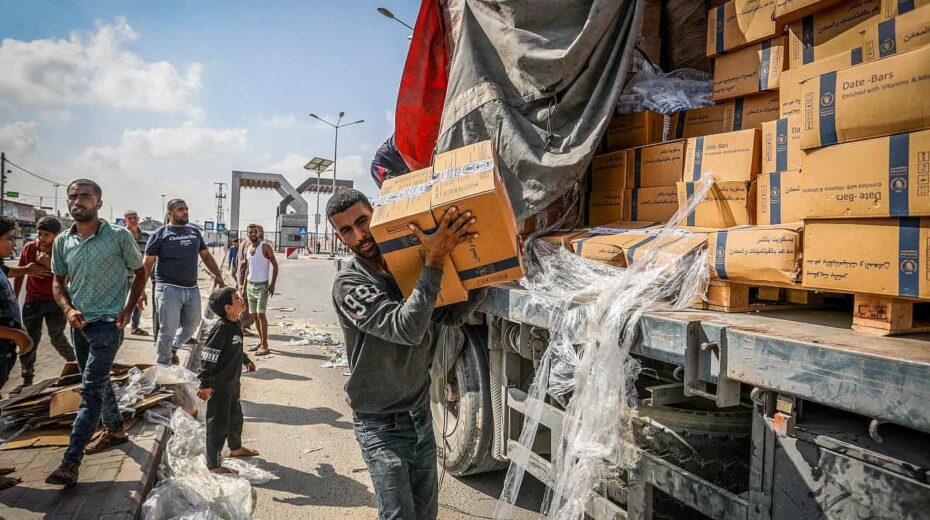 Lastwagen mit humanitärer Hilfe kommen am 2. November 2023 über den Grenzübergang Rafah aus Ägypten im südlichen Gazastreifen an. Foto von Abed Rahim Khatib/Flash90.
