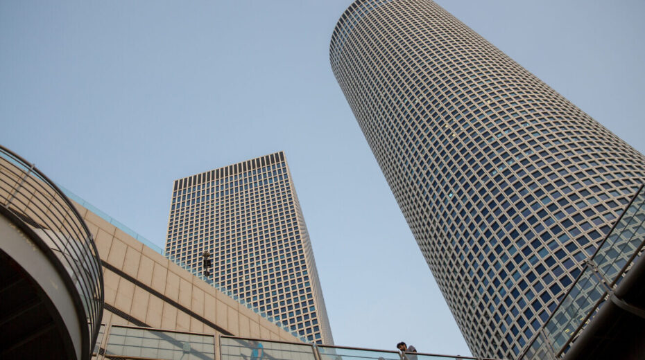 Die Azrieli-Türme in Tel Aviv, 8. Januar 2024. Foto von Miriam Alster/Flash90.