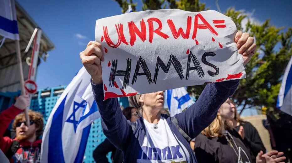 Israelis protestieren gegen die UNRWA vor einem ihrer Büros in Jerusalem, 20. März 2024. Foto von Yonatan Sindel/Flash90.