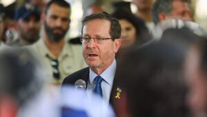 Präsident Isaac Herzog nimmt am 3. Juni 2024 an der Beerdigung des ehemaligen Außenministers David Levy in Beit Shean teil. Foto von Michael Giladi/Flash90.