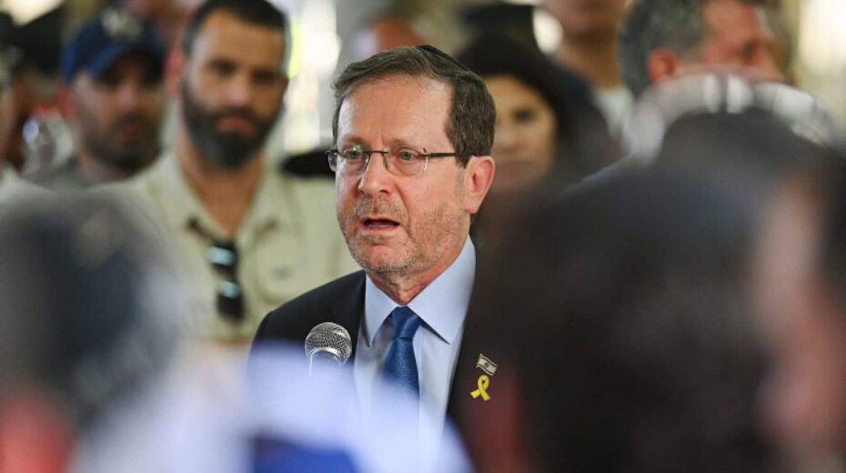 Präsident Isaac Herzog nimmt am 3. Juni 2024 an der Beerdigung des ehemaligen Außenministers David Levy in Beit Shean teil. Foto von Michael Giladi/Flash90.