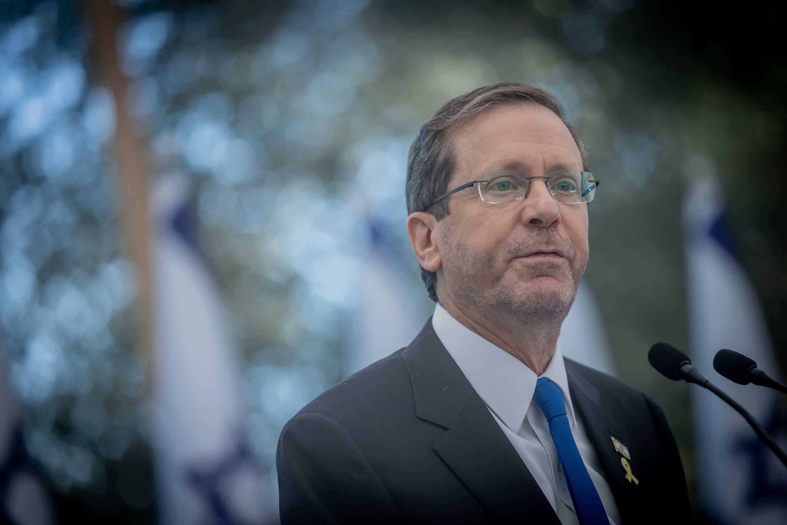 Der israelische Staatspräsident Isaac Herzog spricht während einer Vereidigungszeremonie für neue Richter in seiner offiziellen Residenz in Jerusalem, 23. Juni 2024. Foto von Chaim Goldberg/Flash90.