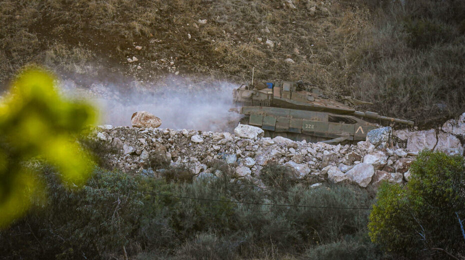 Ein israelischer Panzer patrouilliert am 30. September 2024 in der Nähe der israelischen Grenze zum Libanon. Foto von Ayal Margolin/Flash90.