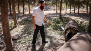 Ein religiöser jüdischer Mann untersucht die Überreste einer iranischen ballistischen Rakete im Norden von Israel. Foto von David Cohen/Flash90