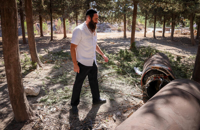 Ein religiöser jüdischer Mann untersucht die Überreste einer iranischen ballistischen Rakete im Norden von Israel. Foto von David Cohen/Flash90