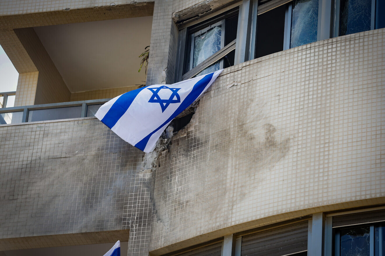 Ein Altersheim in Herzliya, Israel, das von einer Hisbollah-Drohne an Jom Kippur, 12. Oktober 2024, getroffen wurde. Foto von Tal Gal/Flash90.