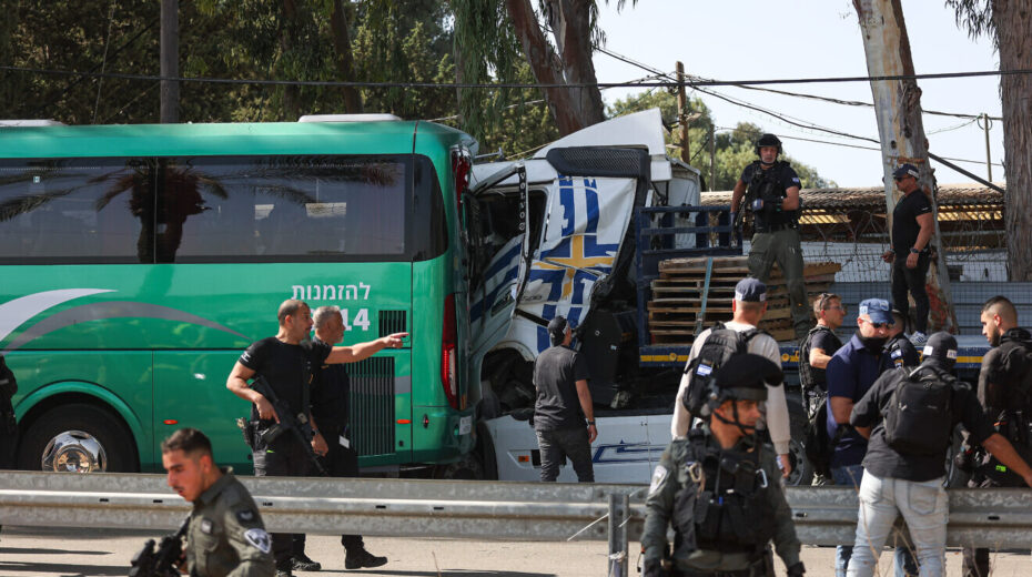 Der Schauplatz, an dem ein Lastwagen in eine Bushaltestelle in der Nähe von Glilot in Zentralisrael gerammt wurde, 27. Oktober 2024. Foto von Itai Ron/Flash90.