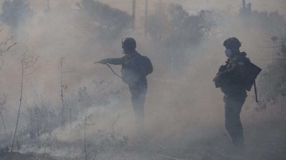 Aus dem Libanon in den Norden Israels abgefeuerte Raketen der Hisbollah treffen den Moschaw von Dalton, Nordisrael. 29. Oktober 2024. Foto von David Cohen/Flash90.