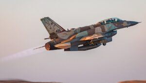Ein Kampfflugzeug der israelischen Luftwaffe beim Start zu einem Einsatz im Iran. Foto: IAF.