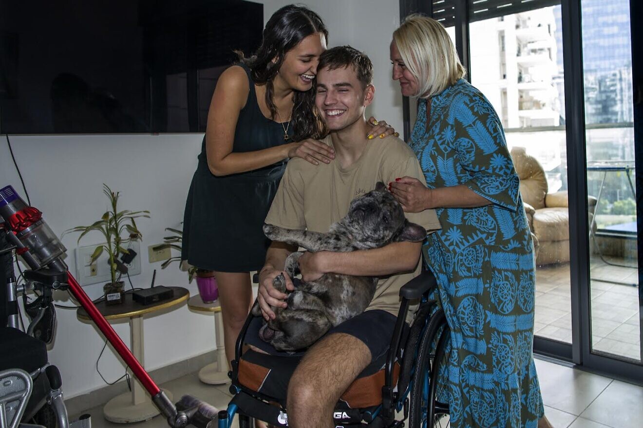 Danielle Yablonka (links) mit Daniel Kopylov, seiner Mutter Nataliya und ihrem Hund Matityahu, in Kopylovs Haus in Rishin Lezion. Kredit: Rina Castelnuovo.