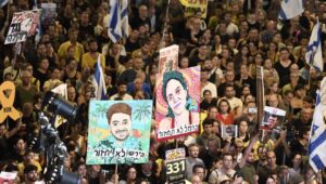 Israelis protestieren am 1. September 2024 vor dem Verteidigungsministerium in Tel Aviv für die sofortige Freilassung der von der Hamas im Gazastreifen festgehaltenen Geiseln. Foto von Gili Yaari/Flash90.