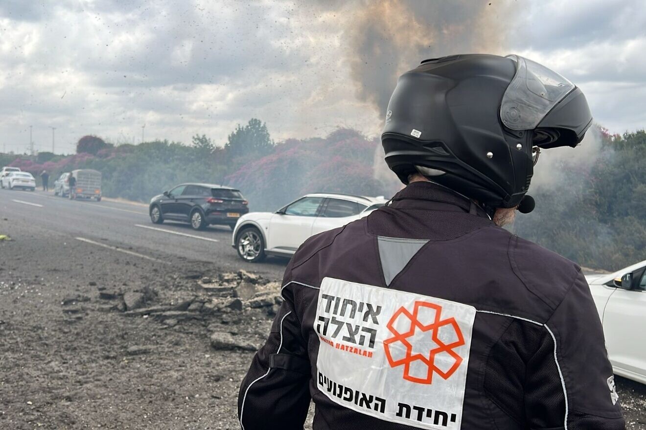 Ein Ersthelfer von United Hatzalah am Ort eines Einschlags, nachdem die Hisbollah am 1. Oktober 2024 Raketen aus dem Libanon auf Zentralisrael abgefeuert hatte. Foto: United Hatzalah.