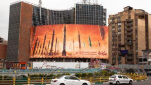 Eine Plakatwand mit iranischen Raketen, die auf Israel abgefeuert wurden. Text: Ehrliches Versprechen, so heißt die Vergeltungsaktion des Iran gegen das israelische Besatzungsregime. Foto: Shutterstock.