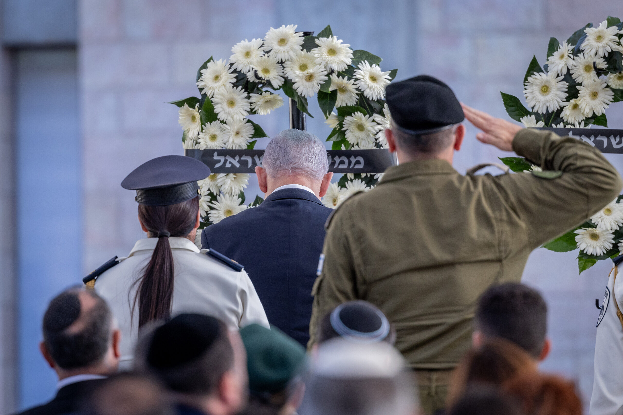 Der israelische Ministerpräsident Benjamin Netanjahu legt bei einer Zeremonie für die Opfer des Massakers vom 7. Oktober in der Knesset, dem israelischen Parlament in Jerusalem, einen Gedenkkranz nieder, 28. Oktober 2024. Foto von Chaim Goldberg/Flash90.
