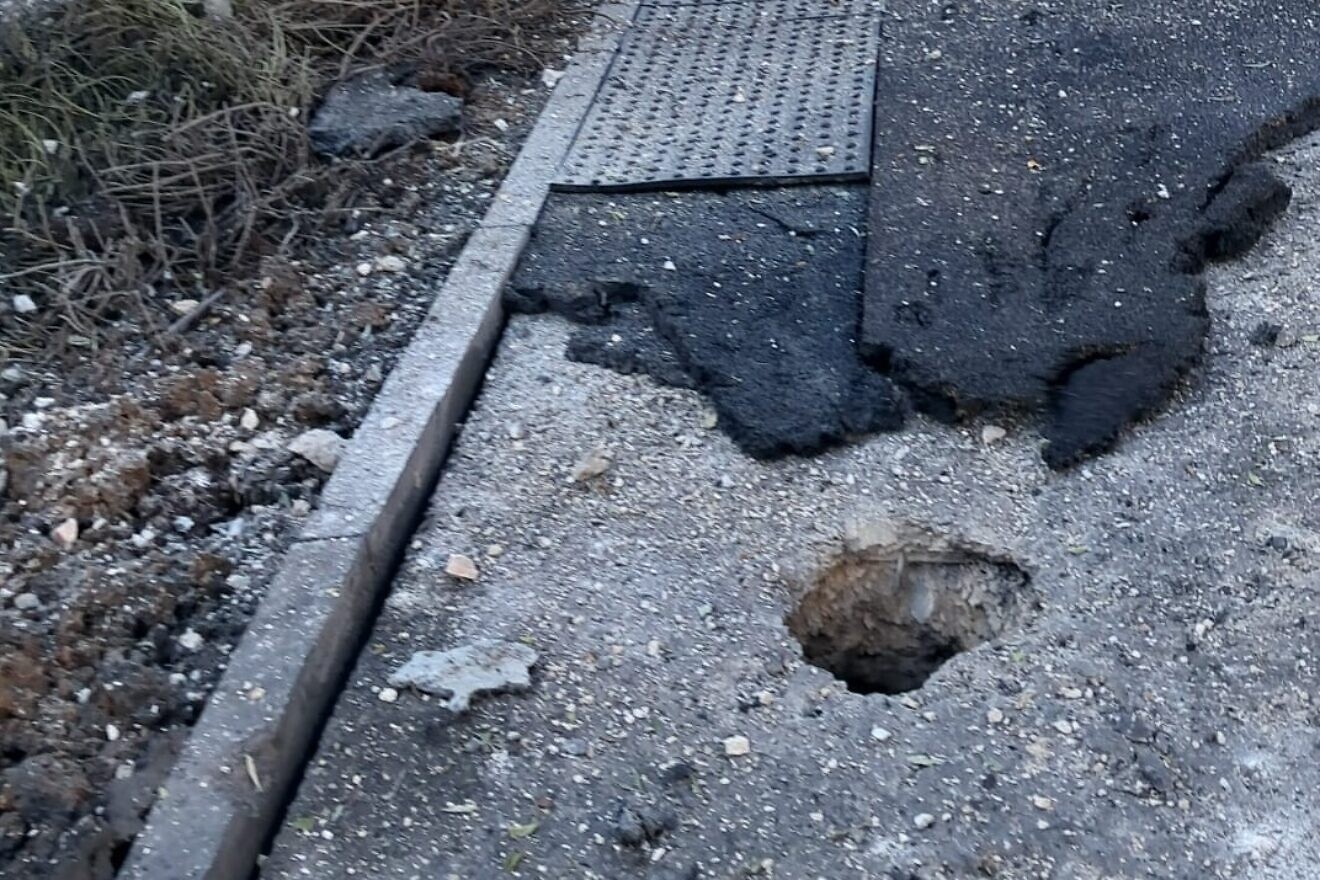 Einschlag einer Rakete in Nahariya. Foto: Vereinigte Hatzalah.