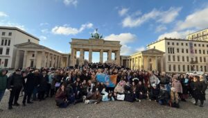 Einige der 500 jüdischen Teenager aus 25 Ländern Europas versammelten sich zu einem gemeinsamen Foto vor dem Brandenburger Tor in Berlin, während sie vom 13. bis 15. Dezember 2024 am Europäischen Jüdischen Jugendkongress teilnahmen. Foto: Mit freundlicher Genehmigung von Chabad CTeen Berlin.