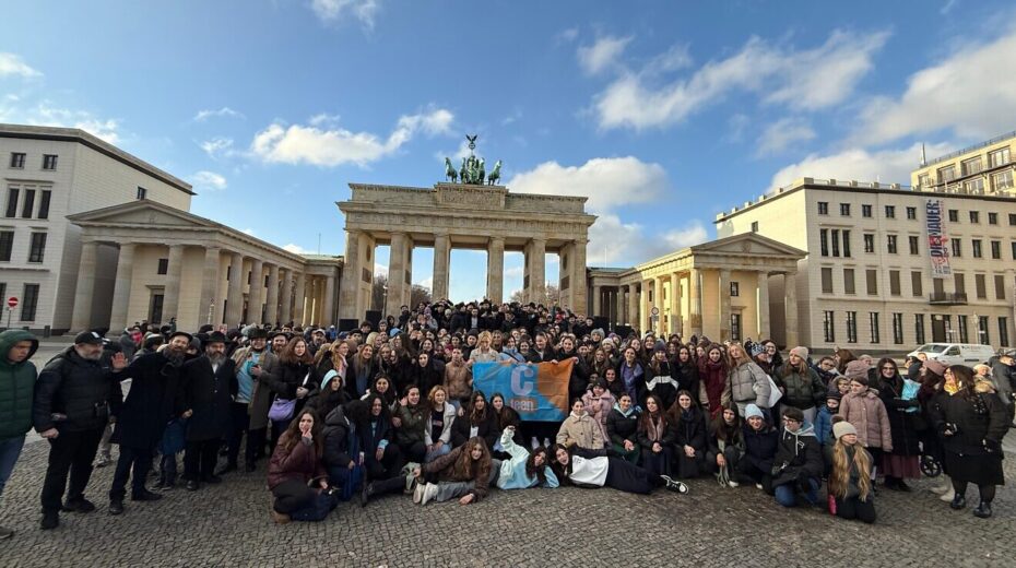 Einige der 500 jüdischen Teenager aus 25 Ländern Europas versammelten sich zu einem gemeinsamen Foto vor dem Brandenburger Tor in Berlin, während sie vom 13. bis 15. Dezember 2024 am Europäischen Jüdischen Jugendkongress teilnahmen. Foto: Mit freundlicher Genehmigung von Chabad CTeen Berlin.