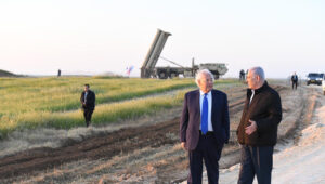 Der damalige US-Botschafter in Israel, David Friedman, und der israelische Premierminister Benjamin Netanjahu besuchten am 6. März 2019 einen Standort im Süden Israels, an dem das US-Europakommando (EUCOM) sein Terminal-High-Altitude-Area-Defense-System (THAAD) stationiert hat. Foto: Matty Stern/US-Botschaft Jerusalem