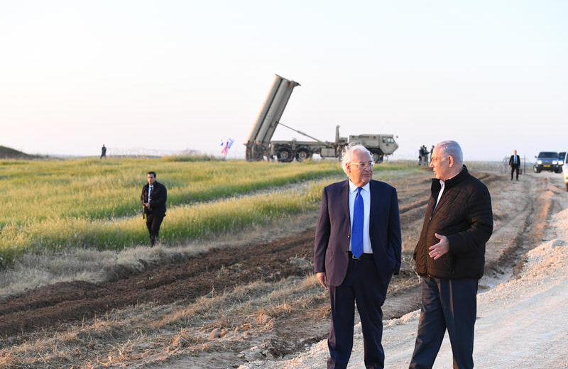Der damalige US-Botschafter in Israel, David Friedman, und der israelische Premierminister Benjamin Netanjahu besuchten am 6. März 2019 einen Standort im Süden Israels, an dem das US-Europakommando (EUCOM) sein Terminal-High-Altitude-Area-Defense-System (THAAD) stationiert hat. Foto: Matty Stern/US-Botschaft Jerusalem