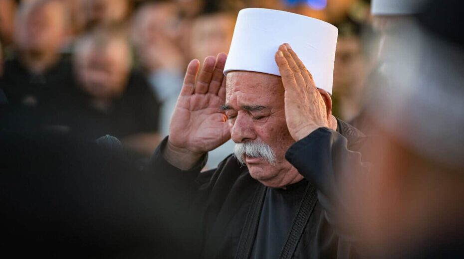 Ein drusischer Mann betrauert den Tod von IDF-Oberst Ehsan Daxa in Daliyat al-Karmel, einem Dorf der Drusen in der Nähe von Haifa, am 21. Oktober 2024. Foto von Michael Giladi/Flash90.