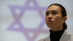 Die gerettete Geisel Noa Argamani nimmt am 10. Dezember 2024 an einer Notfallkonferenz über den Gesundheitszustand israelischer Geiseln im Gazastreifen in der Präsidentenresidenz in Jerusalem teil. Foto von Oren Ben Hakoon/Flash90