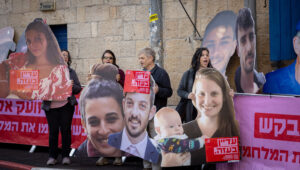 Israelis protestieren für die Freilassung israelischer Geiseln, die im Gazastreifen festgehalten werden. Jerusalem, 23. Dezember 2024. Foto von Chaim Goldberg/Flash90