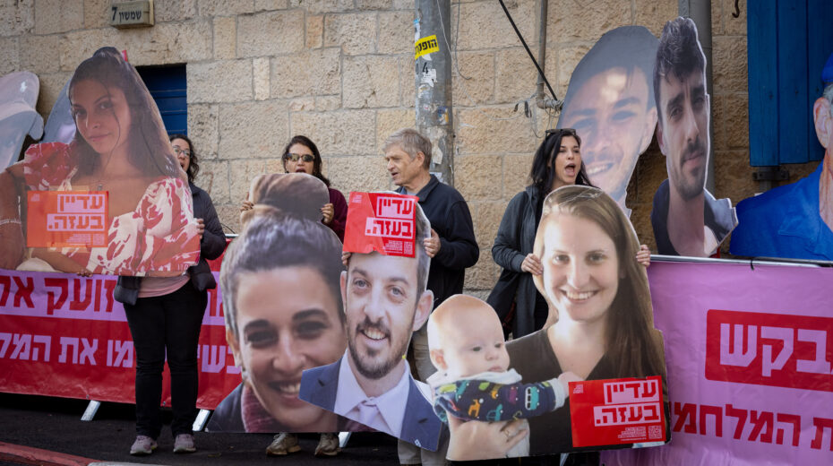 Israelis protestieren für die Freilassung israelischer Geiseln, die im Gazastreifen festgehalten werden. Jerusalem, 23. Dezember 2024. Foto von Chaim Goldberg/Flash90