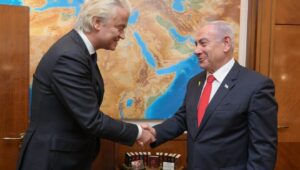 Der Vorsitzende der niederländischen Freiheitspartei, Geert Wilders, trifft am 9. Dezember 2024 den israelischen Ministerpräsidenten Benjamin Netanjahu im Amtssitz des Ministerpräsidenten in Jerusalem. Foto: Ma'ayan Toaf/GPO.