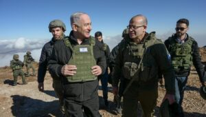 Der israelische Premierminister Benjamin Netanjahu und hochrangige Sicherheitsbeamte auf dem Gipfel des Berges Hermon, 17. Dezember 2024. Foto von Maayan Toaf/GPO.