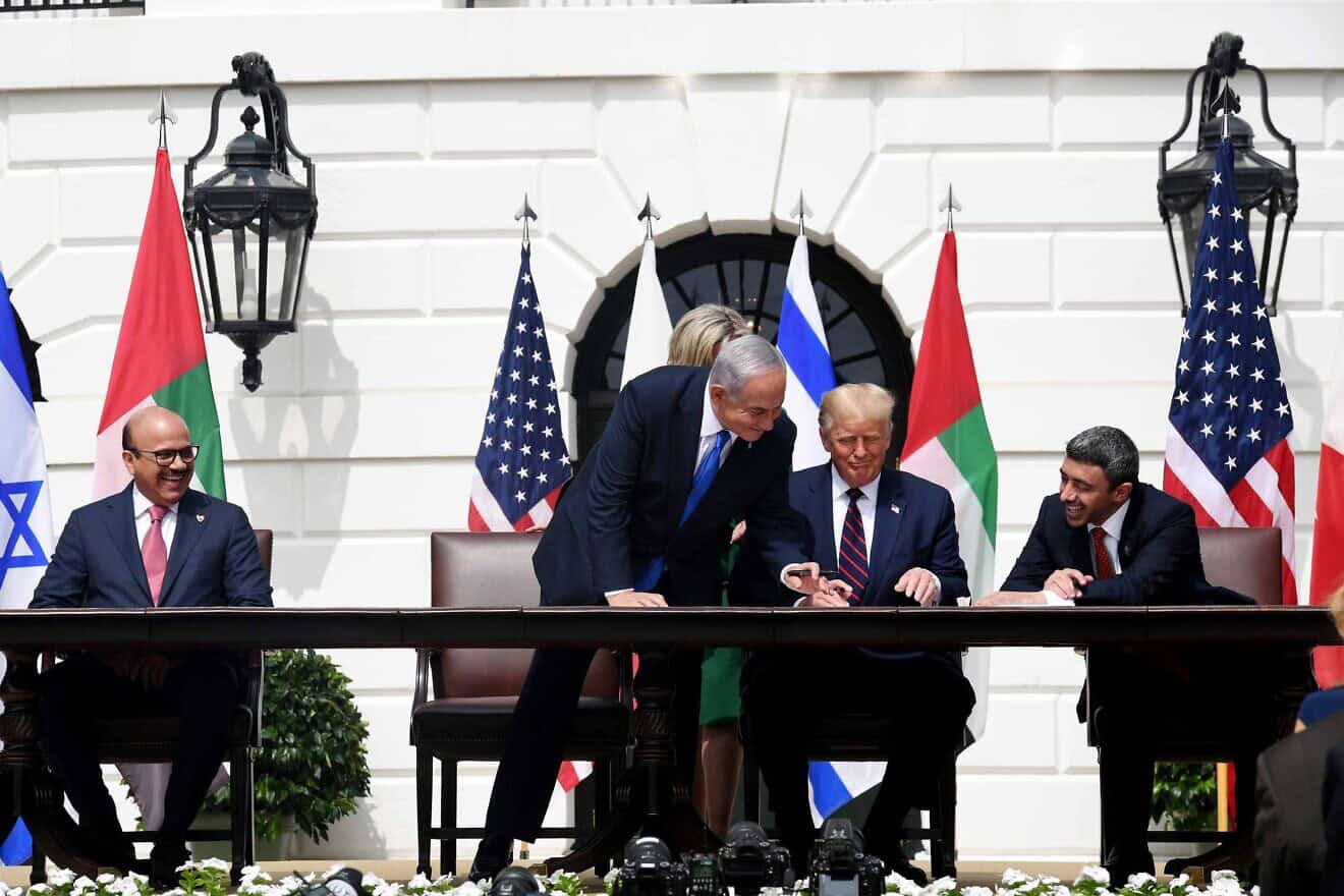 Der israelische Ministerpräsident Benjamin Netanjahu, US-Präsident Donald Trump, der Außenminister der Vereinigten Arabischen Emirate Abdullah bin Zayed Al Nahyan und Abdullatif bin Rashid Al-Zayani, Außenminister von Bahrain, nehmen am 15. September 2020 an der Unterzeichnungszeremonie der Abraham-Abkommen im Weißen Haus in Washington, D.C., teil. Foto von Avi Ohayon/GPO.