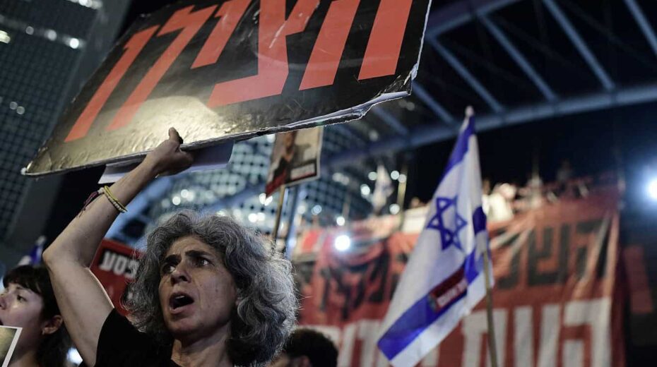 Demonstranten protestieren für die Freilassung der im Gazastreifen festgehaltenen israelischen Geiseln vor dem Hakirya-Stützpunkt in Tel Aviv, 22. Mai 2024. Foto von Tomer Neuberg/Flash90.