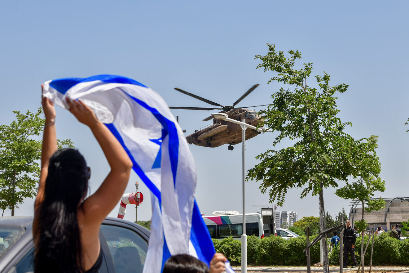 Freigelassene Geiseln kommen im israelischen Sheba Medical Center in Tel Hashomer in Ramat Gan an, 8. Juni 2024. Foto von Avshalom Sassoni/Flash90.