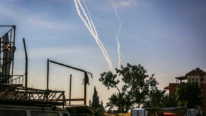 Rauchfahnen sind nach einem Raketenbeschuss der Hamas aus dem Gazastreifen auf Israel am 26. September 2024 zu sehen. Foto von Abed Rahim Khatib/Flash90.