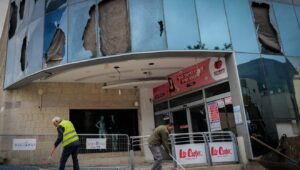 Bewohner von Kiryat Shmona räumen am 27. November 2024 die Schäden weg, die der Raketenangriff der vergangenen Nacht am zentralen Busbahnhof und Einkaufszentrum der Stadt angerichtet hat. Foto: Michael Giladi/Flash90.