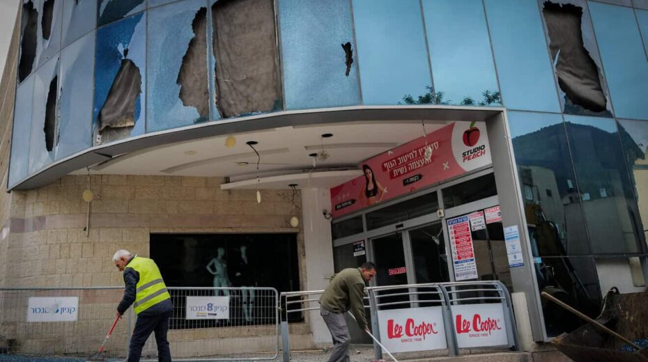 Bewohner von Kiryat Shmona räumen am 27. November 2024 die Schäden weg, die der Raketenangriff der vergangenen Nacht am zentralen Busbahnhof und Einkaufszentrum der Stadt angerichtet hat. Foto: Michael Giladi/Flash90.