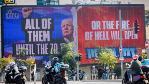 Eine große Plakatwand in Tel Aviv, auf der der neue US-Präsident Donald Trump zu sehen ist und die Freilassung aller Geiseln fordert, die von Hamas-Terroristen im Gazastreifen festgehalten werden. 7. Januar 2025. Foto von Miriam Alster/Flash90