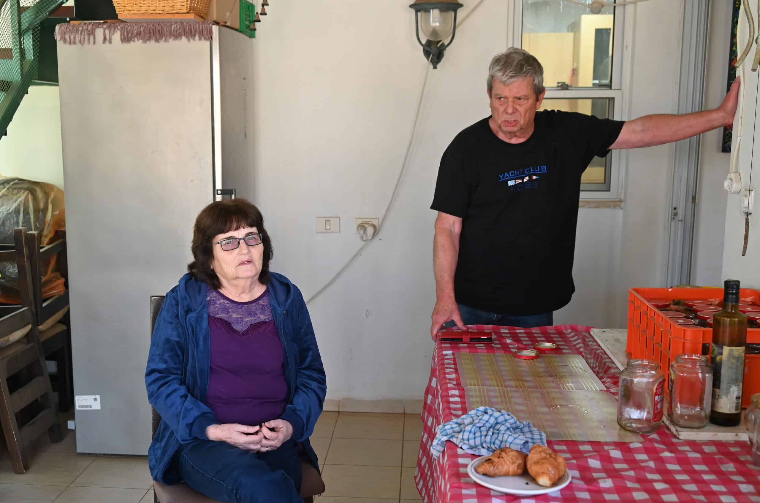 Ruti und Oded Arbel begrüßen am 9. Dezember 2024 einen Besucher in ihrem Haus im Kibbuz Yiftach im nordwestlichen Zipfel von Galiläa. Foto von Canaan Lidor.