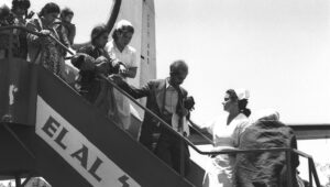 Juden aus dem Irak kommen während der Operation Ezra und Nehemiah 1951 am Flughafen Lod in Israel an. Foto: Teddy Brauner/GPO