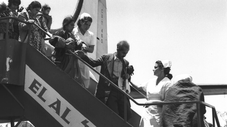 Juden aus dem Irak kommen während der Operation Ezra und Nehemiah 1951 am Flughafen Lod in Israel an. Foto: Teddy Brauner/GPO
