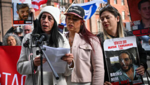 Einav Zangauker, Mutter der Geisel Matan Zangauker, führt eine Kundgebung für die Freilassung von Israelis an, die von Hamas-Terroristen in Gaza als Geiseln gehalten werden. 4. Februar 2025. Foto von Liri Agami/Flash90