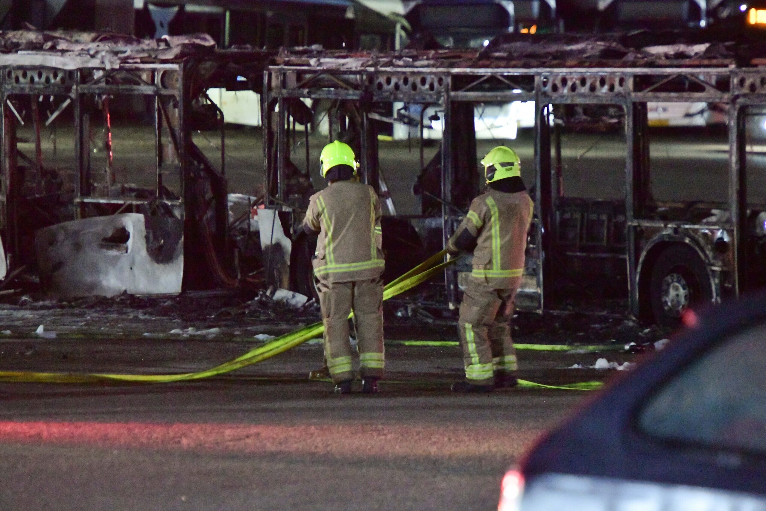 Feuerwehrleute und Rettungskräfte am 20. Februar 2025 am Schauplatz des mutmaßlichen Bombenanschlags auf einen Bus in Bat Yam, Zentralisrael. Foto: Avshalom Sassoni/Flash90.