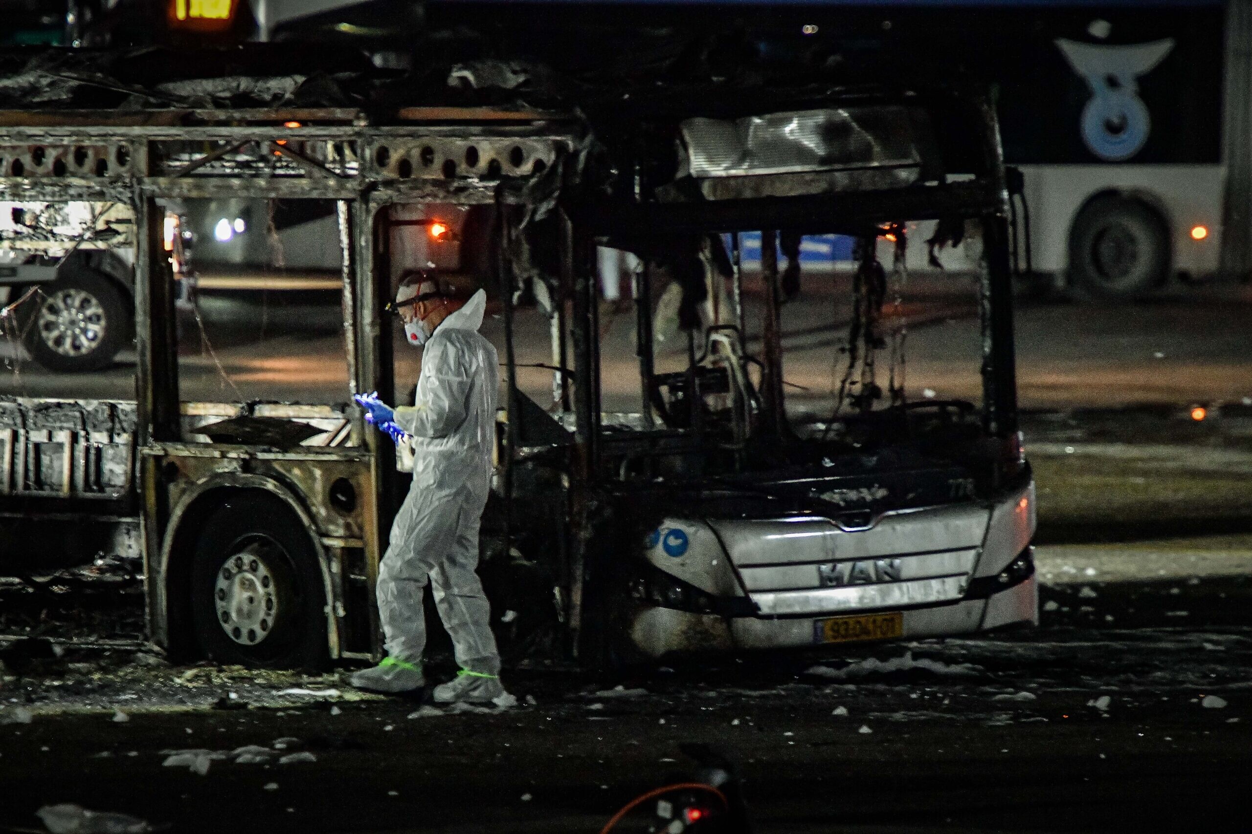 Israelische Sicherheitskräfte am Schauplatz des mutmaßlichen Busanschlags in Bat Yam, Zentralisrael, 20. Februar 2025. Foto von Flash90.