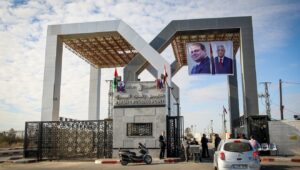 Porträts des ägyptischen Präsidenten Abdel Fattah al-Sisi und des palästinensischen Führers Mahmud Abbas hängen am 1. November 2017 am Gaza Grenzübergang Rafah zu Ägypten. Foto: Abed Rahim Khatib/Flash90.