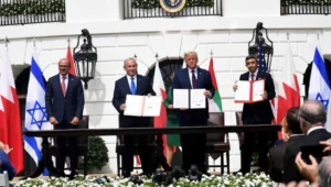 Der israelische Ministerpräsident Benjamin Netanjahu, US-Präsident Donald Trump, der Außenminister der Vereinigten Arabischen Emirate Abdullah bin Zayed Al Nahyan und der bahrainische Außenminister Abdullatif bin Rashid Al Zayani halten die Abraham-Abkommen während der Unterzeichnungszeremonie im Weißen Haus am 15. September 2020 hoch. Foto von Avi Ohayon/GPO.