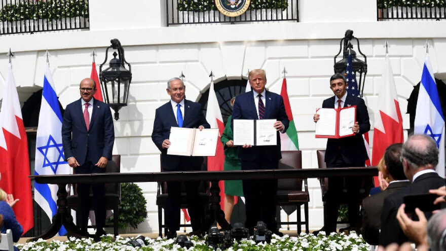 Der israelische Ministerpräsident Benjamin Netanjahu, US-Präsident Donald Trump, der Außenminister der Vereinigten Arabischen Emirate Abdullah bin Zayed Al Nahyan und der bahrainische Außenminister Abdullatif bin Rashid Al Zayani halten die Abraham-Abkommen während der Unterzeichnungszeremonie im Weißen Haus am 15. September 2020 hoch. Foto von Avi Ohayon/GPO.