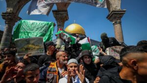 Palästinenser protestieren nach dem Freitagsgebet während des Monats Ramadan auf dem Tempelberg in der Altstadt von Jerusalem, 14. April 2023. Foto von Jamal Awad/Flash90.