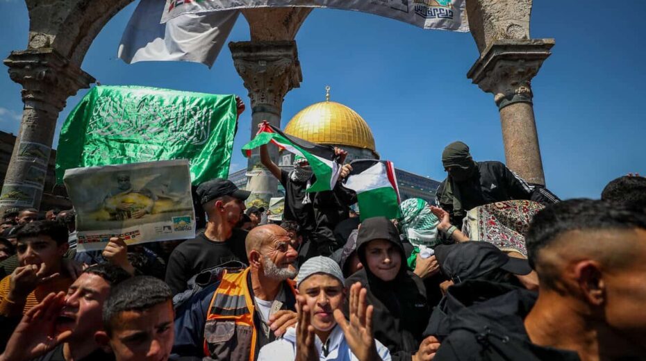 Palästinenser protestieren nach dem Freitagsgebet während des Monats Ramadan auf dem Tempelberg in der Altstadt von Jerusalem, 14. April 2023. Foto von Jamal Awad/Flash90.