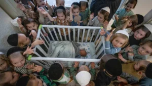 Jungen im ultraorthodoxen Jerusalemer Stadtteil Mea Sche'arim sprechen das Gebet „Schema Jisrael“ im Beisein eines einwöchigen Babys, einen Tag vor seiner Beschneidungszeremonie am 9. Juli 2023. Foto von Chaim Goldberg/Flash90.
