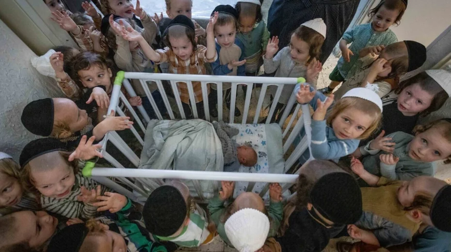 Jungen im ultraorthodoxen Jerusalemer Stadtteil Mea Sche'arim sprechen das Gebet „Schema Jisrael“ im Beisein eines einwöchigen Babys, einen Tag vor seiner Beschneidungszeremonie am 9. Juli 2023. Foto von Chaim Goldberg/Flash90.